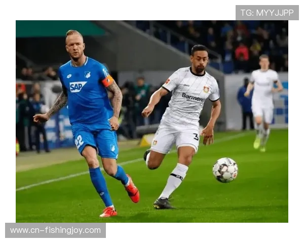 曹法尔精准传中助攻,霍芬海姆打破僵局瞬间 曹法尔精准传中助攻,霍芬海姆打破僵局瞬间